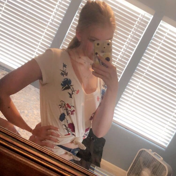 AE soft and sexy embroidered tee - Picture 3 of 6